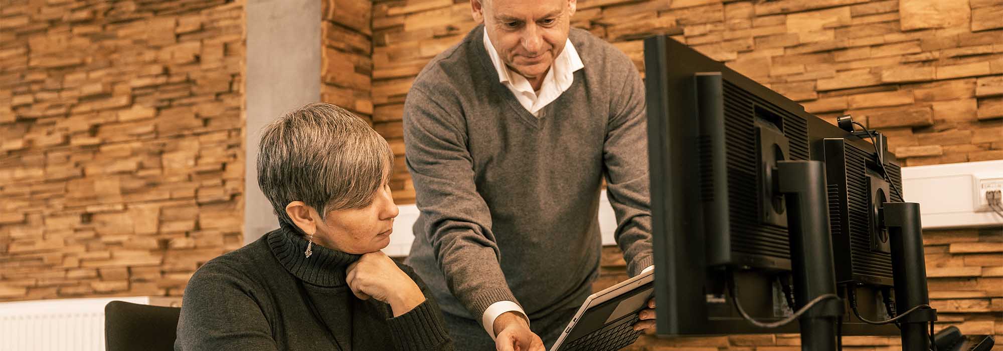 Besprechung eines Virtualisierungs-Konzepts am Arbeitsplatz.