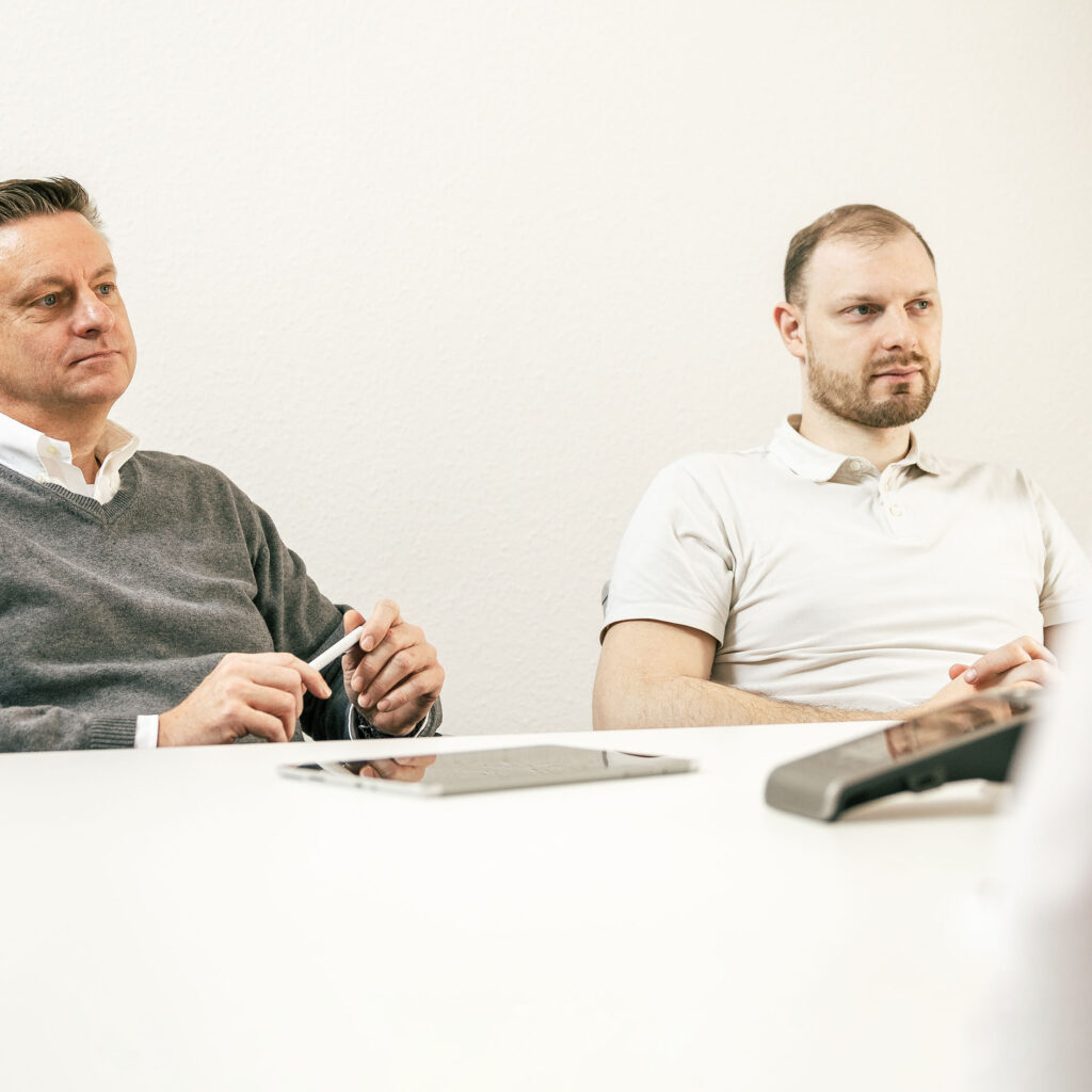IT-Experten vom Systemhaus Hannover besprechen IT-Lösungen am Konferenztisch