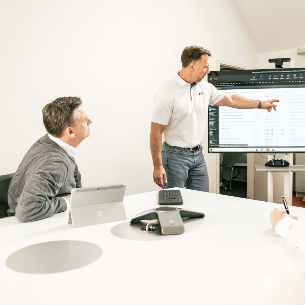 Präsentation eines individuellen IT-Konzepts im Meeting beim Systemhaus Hannover