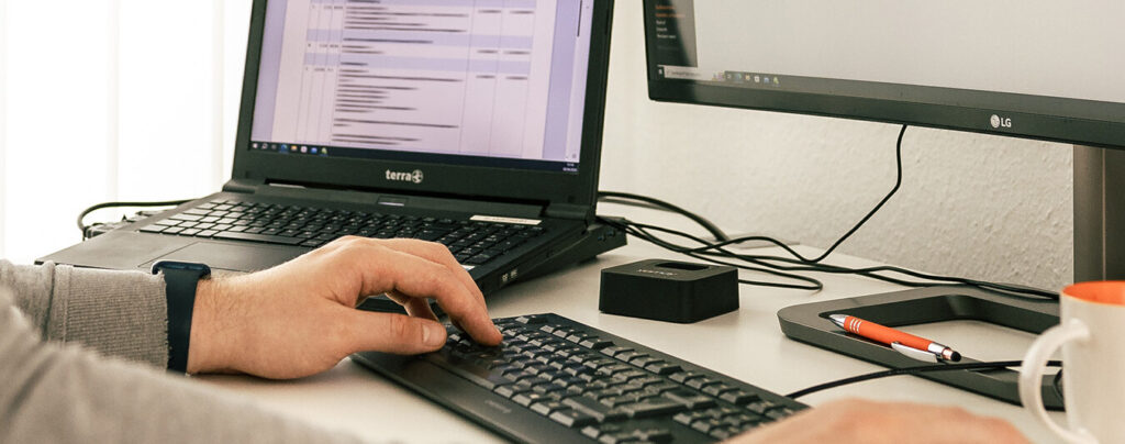 IT-Arbeitsplatz mit Laptop und Monitor – IT-Service aus einer Hand vom Systemhaus Münster