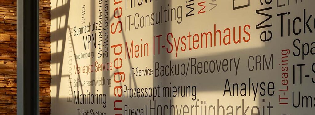 Wand mit IT-Begriffen wie IT-Systemhaus, Backup/Recovery und Hochverfügbarkeit – Systemhaus Münster