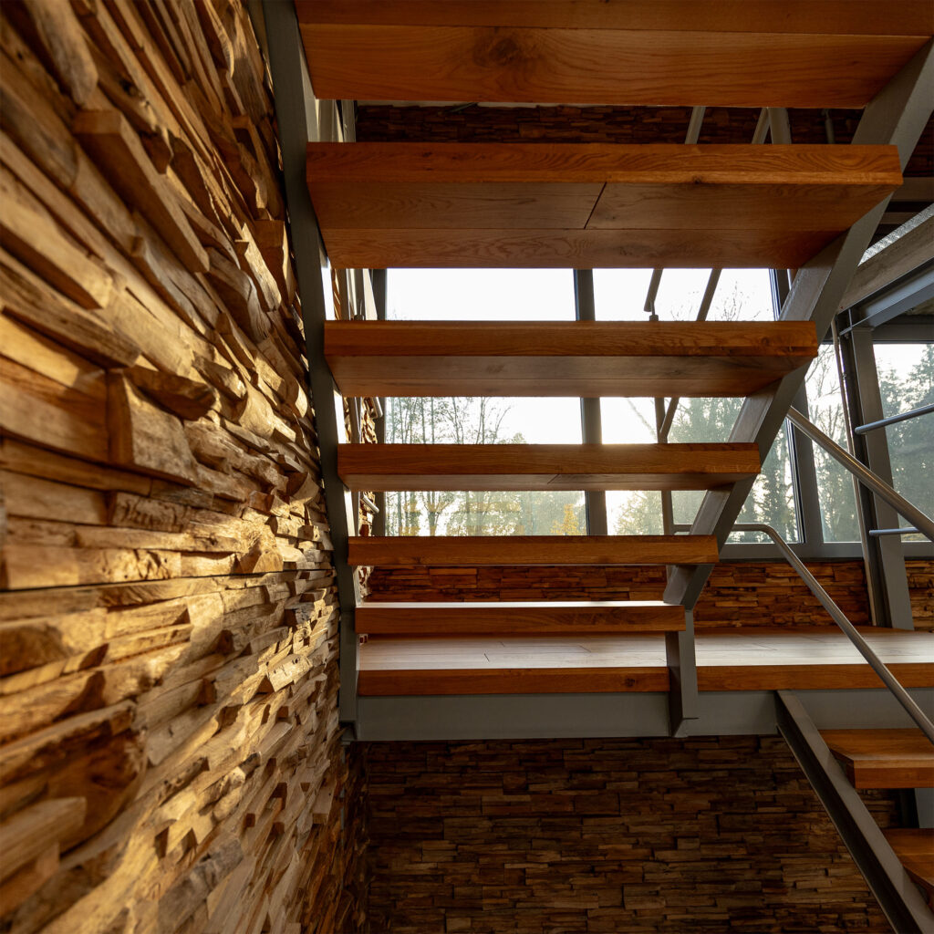 Treppe und Holzwand in den Büroräumen des IT-Systemhaus Münster von media-service